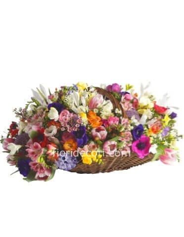 Cesto con fiori primaverili