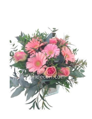 Bouquet di fiori freschi, gerbere e rose colore rosa