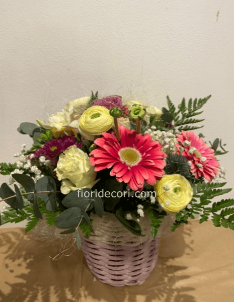 Cestino di fiori freschi assortiti