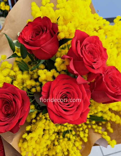 Bouquet mimosa e rose rosse