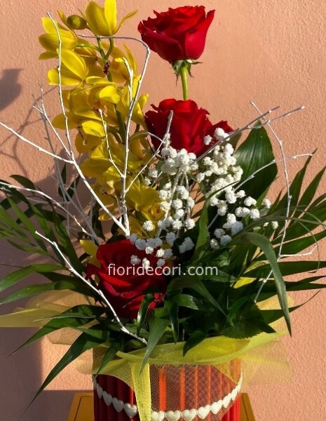 Box con tre rose e cymbidium