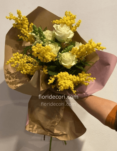 Bouquet rose bianche e mimosa